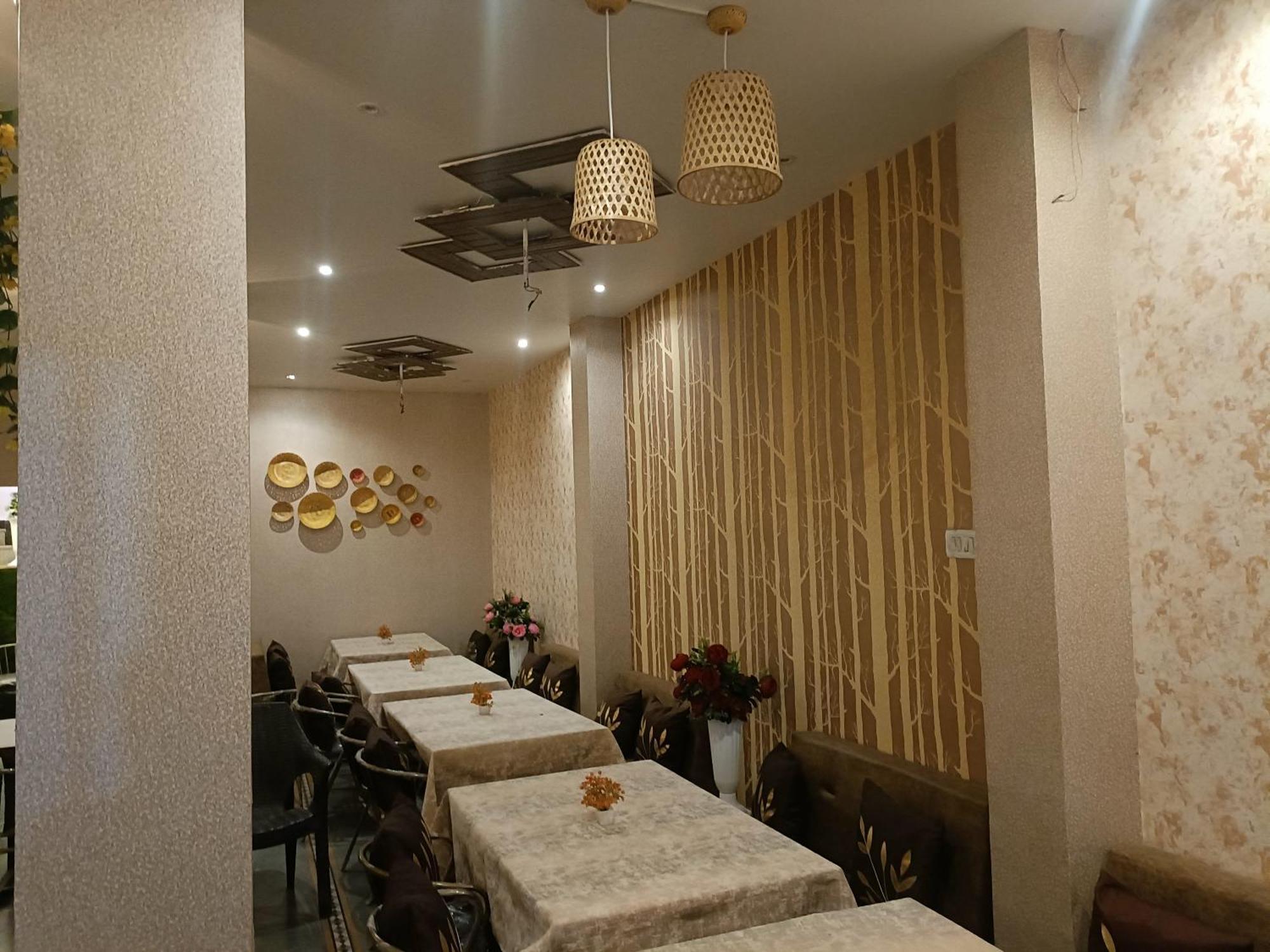 Rk Hotel & Restaurant Dewas Luaran gambar